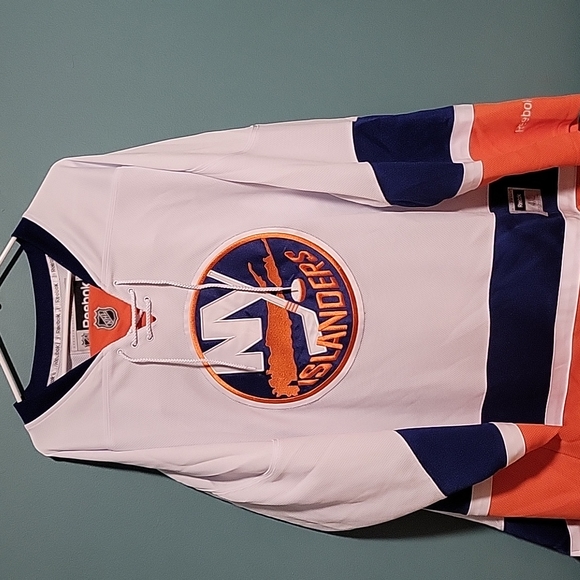 Islanders  Officially licensed 4X by Reebok - Picture 2 of 10